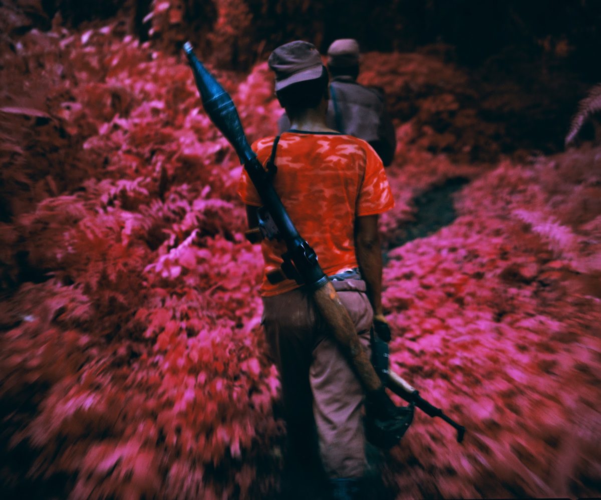 różowy kolor nie uspokaja. Richard Mosse, praca 10.