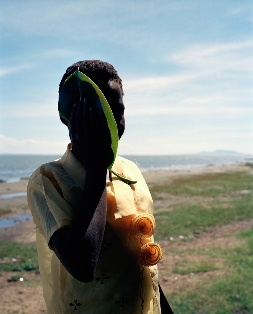 ciało łamie światło. Viviane Sassen, praca 10.