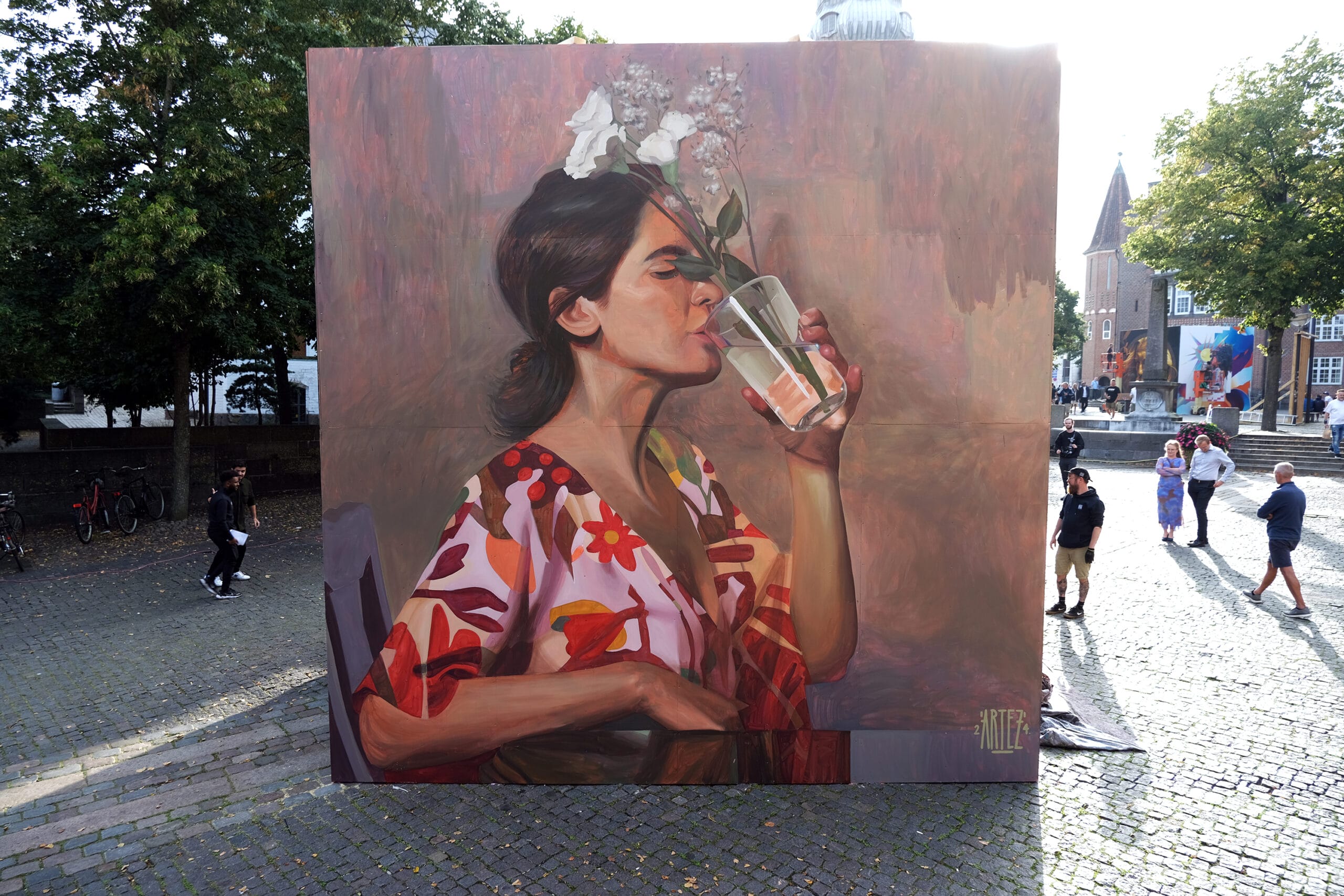 ściana wygina się w tańcu. Artez, praca 4.