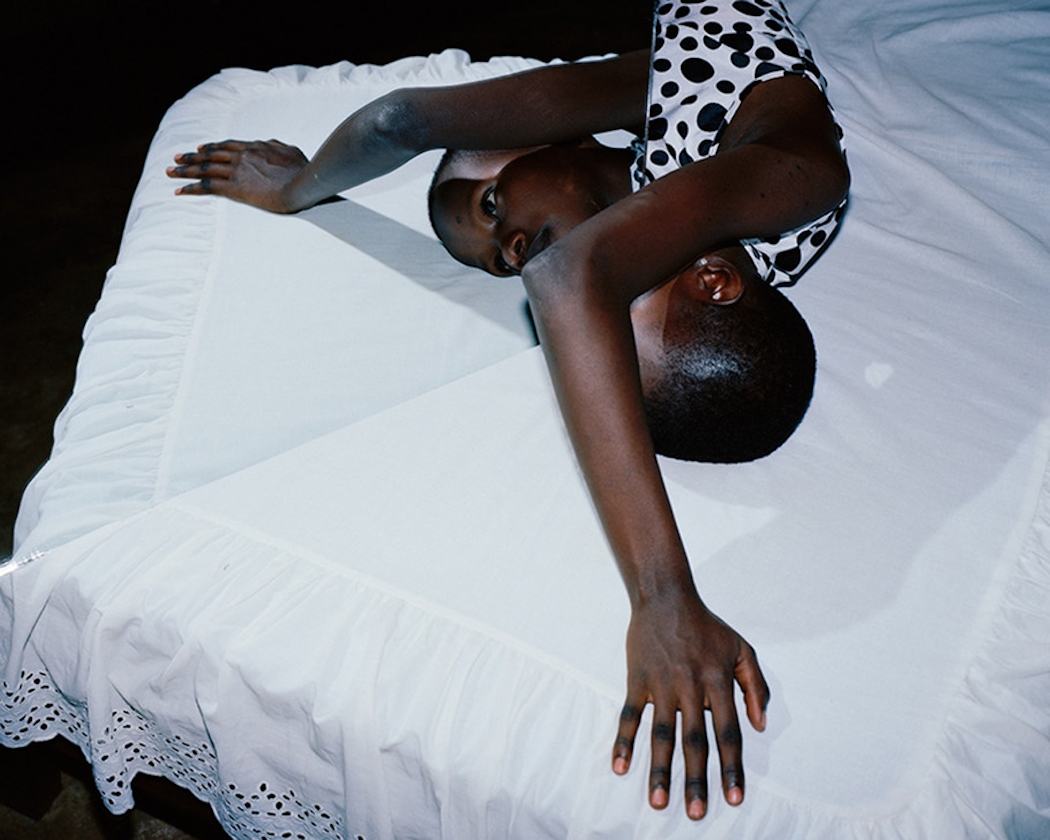 ciało łamie światło. Viviane Sassen, praca 9.