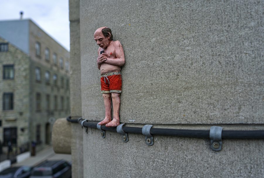 nie zauważyliście małych ludzi. Isaac Cordal, praca 4.