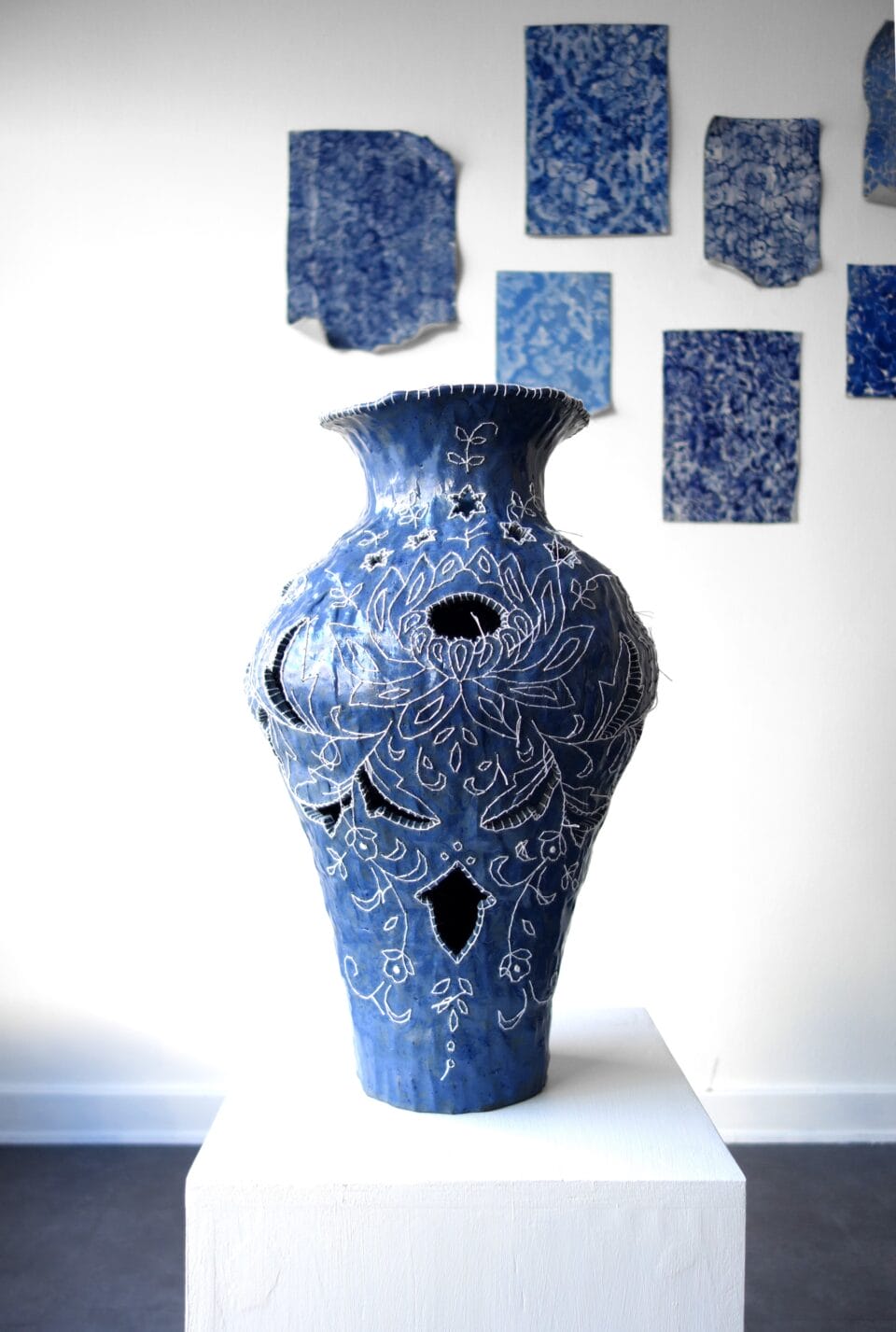 przeciągnąć nitkę przez ceramikę. Caroline Harrius, praca 4.