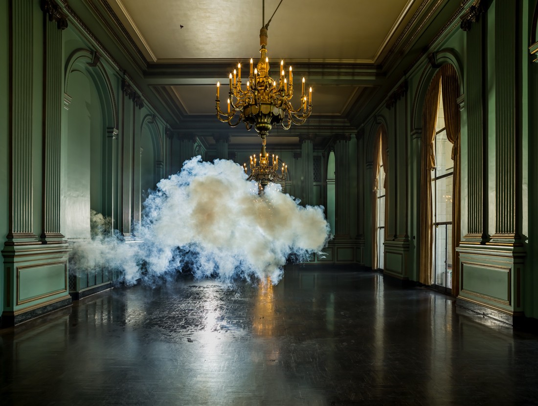 chmura przyszła do pustego pokoju. Berndnaut Smilde, praca 3.