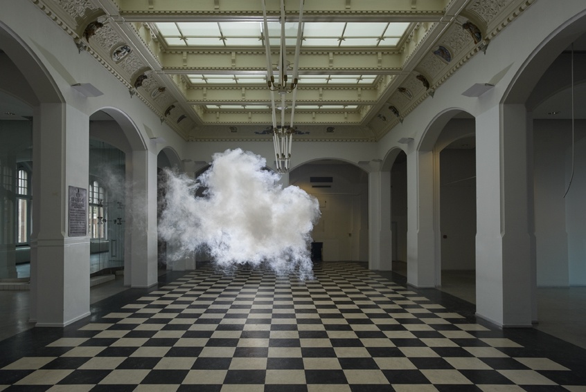 chmura przyszła do pustego pokoju. Berndnaut Smilde, praca 9.