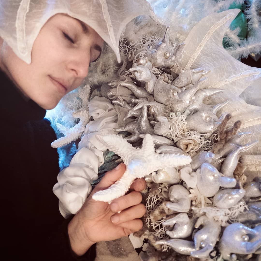rafa blednie w miękkiej tkaninie. Paola Idrontino, praca 8.