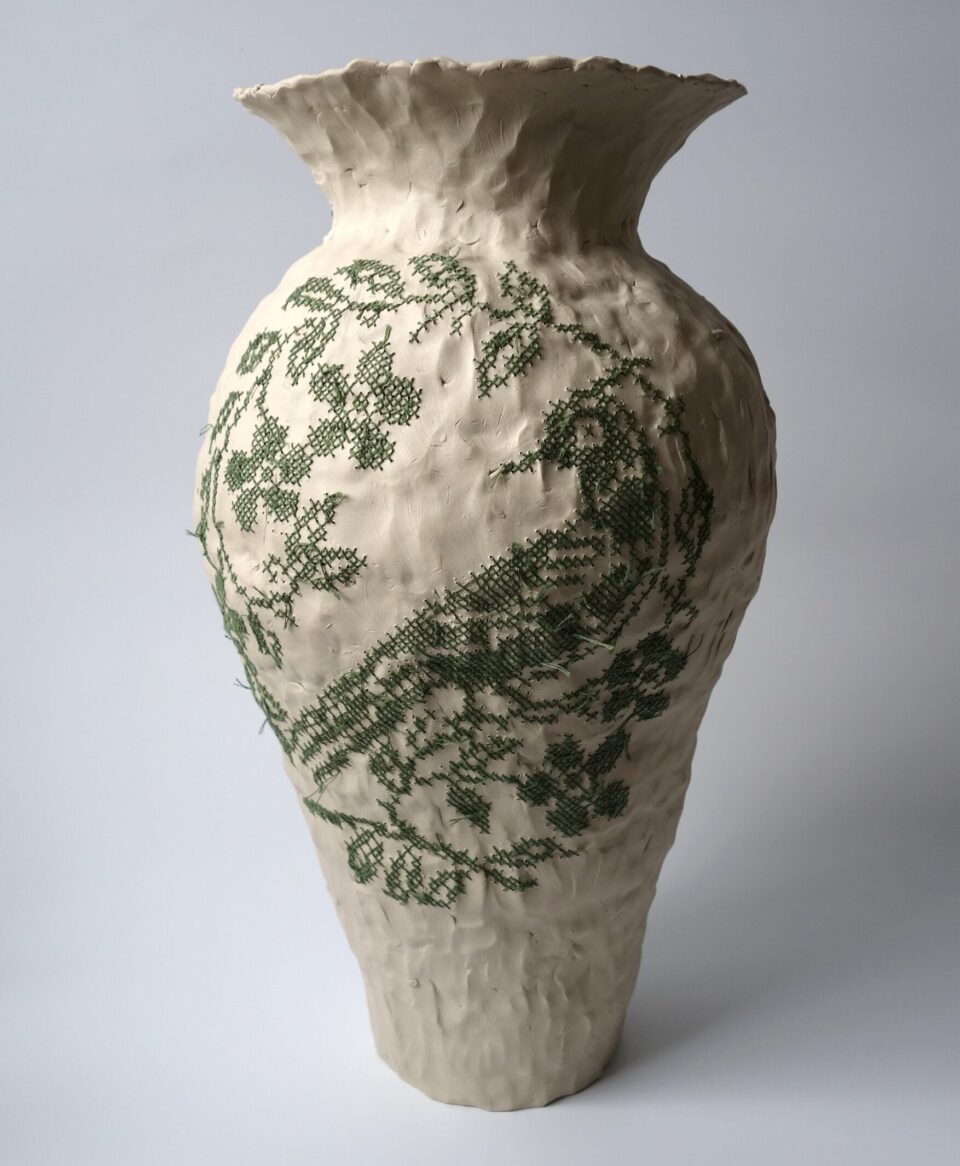 przeciągnąć nitkę przez ceramikę. Caroline Harrius, praca 2.
