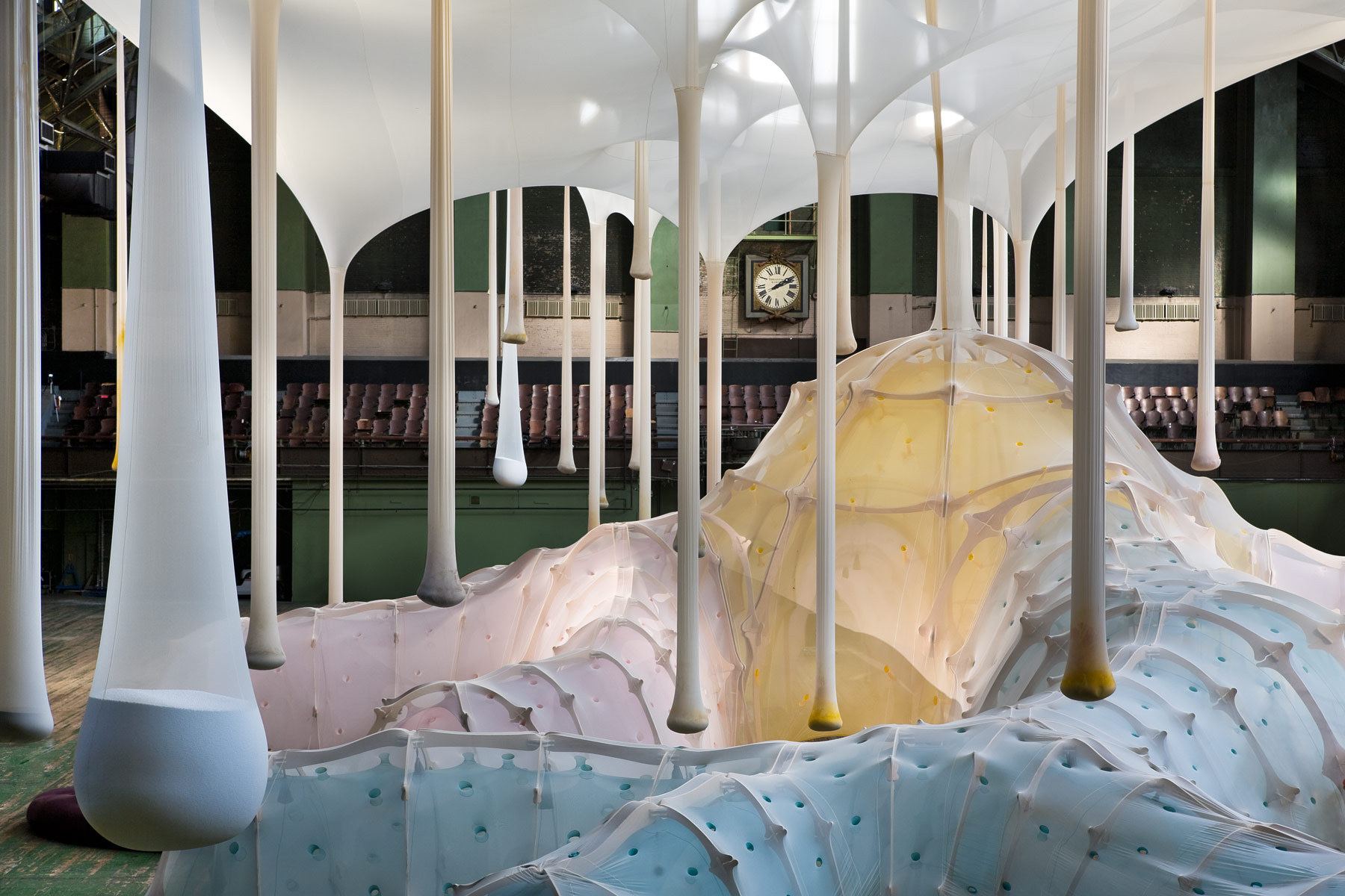 wejdź, to trochę jak ciało. Ernesto Neto, praca 4.