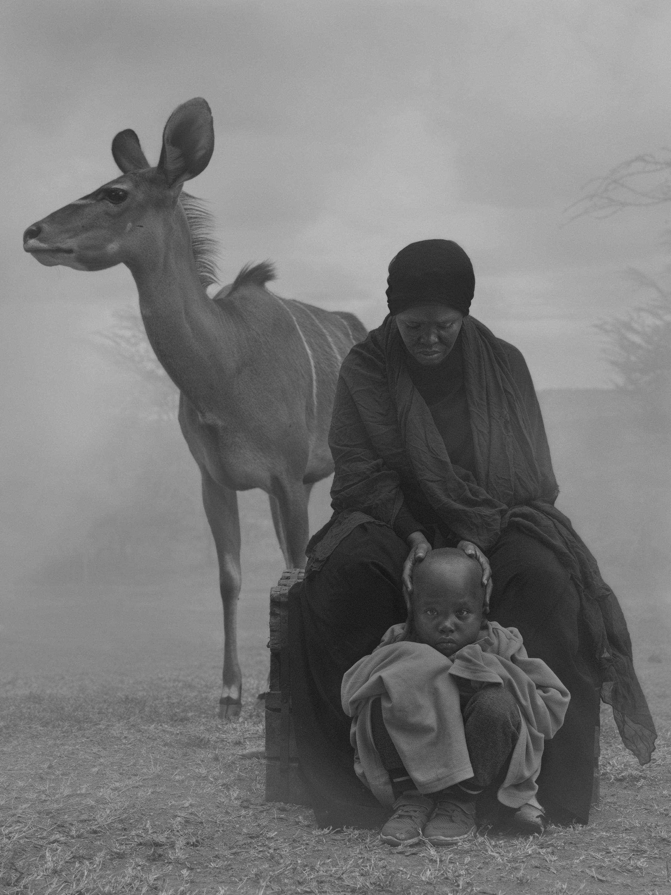 siedzimy razem przed końcem dnia. Nick Brandt, praca 1.