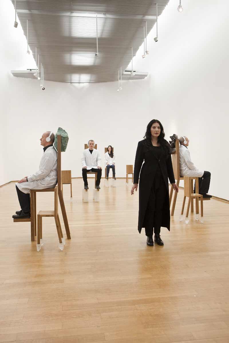 zostań tu przez chwilę. Marina Abramović, praca 9.