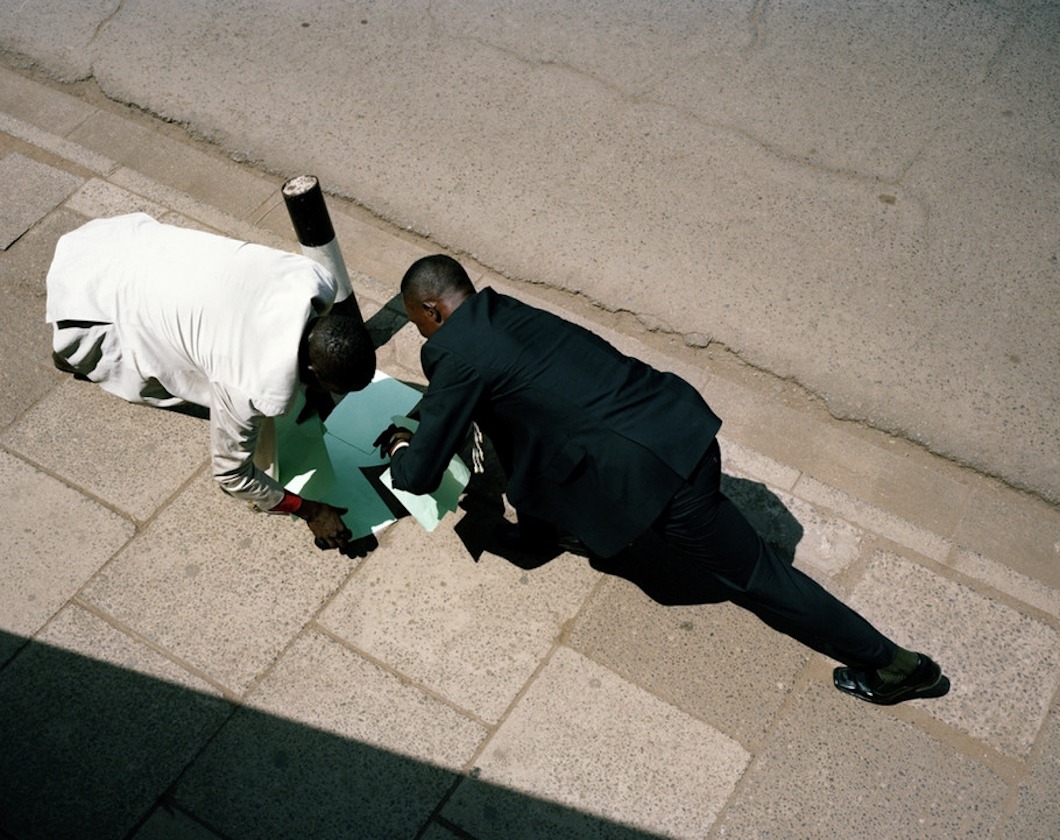 ciało łamie światło. Viviane Sassen, praca 8.