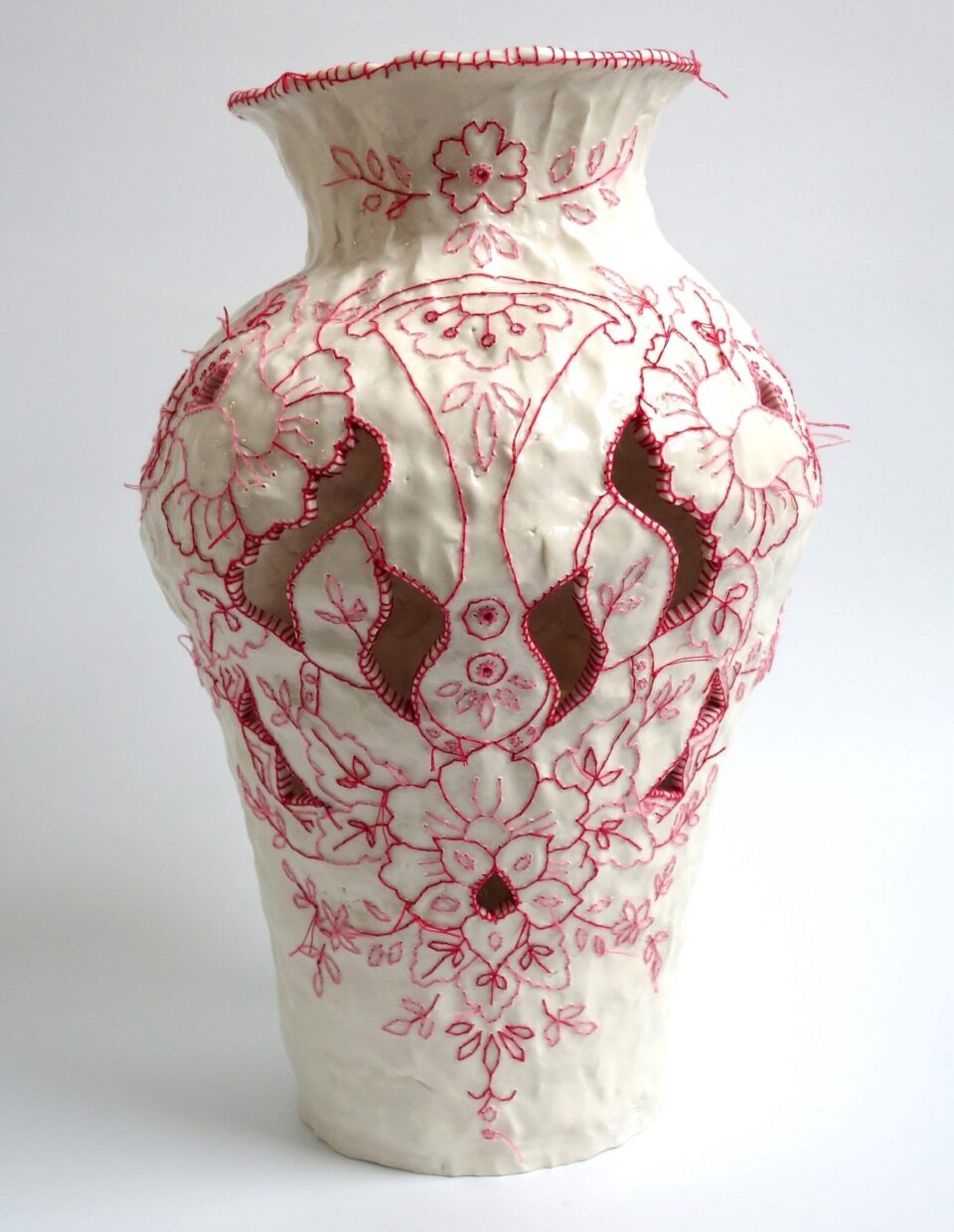 przeciągnąć nitkę przez ceramikę. Caroline Harrius, praca 1.