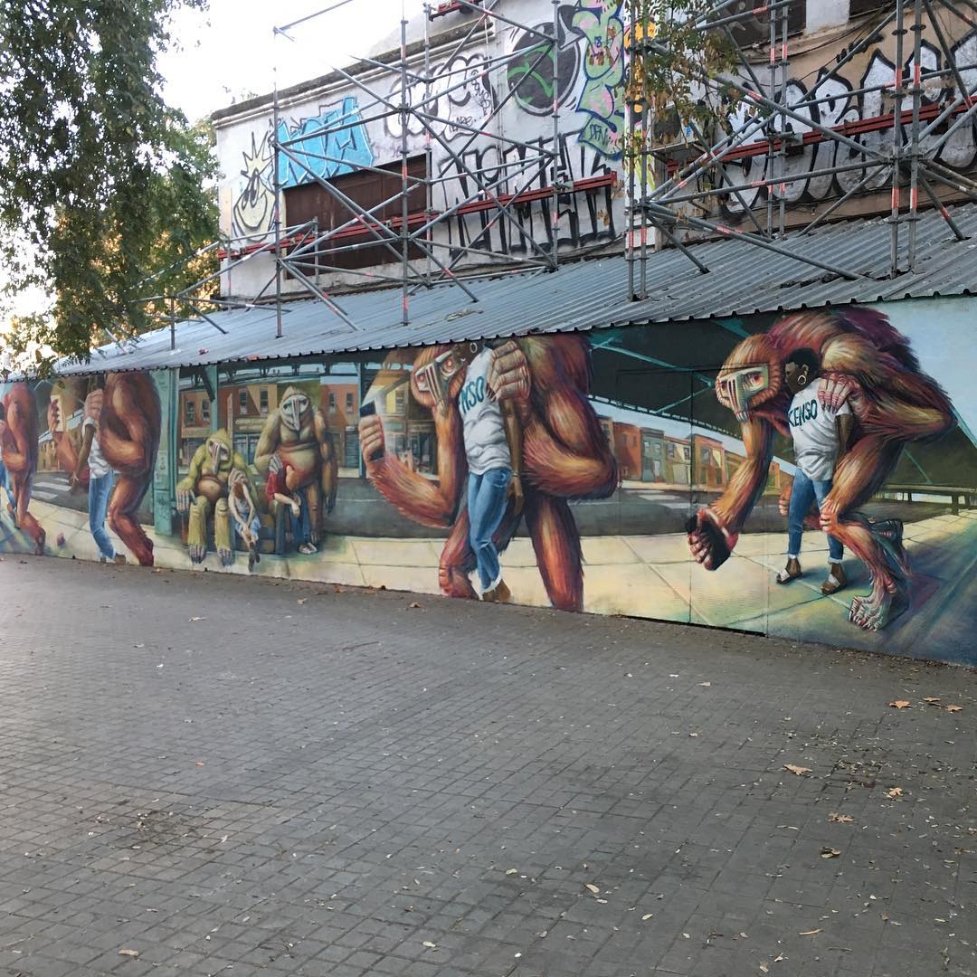 mur opowiada nie całkiem naszą bajkę. Juanjo Surace, praca 7.
