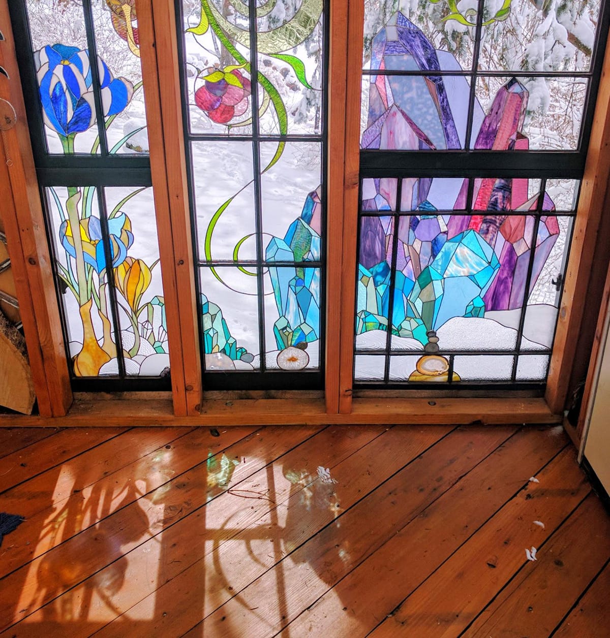 domek przepuszcza wszystkie kolory lasu. Neile Cooper, praca 5.