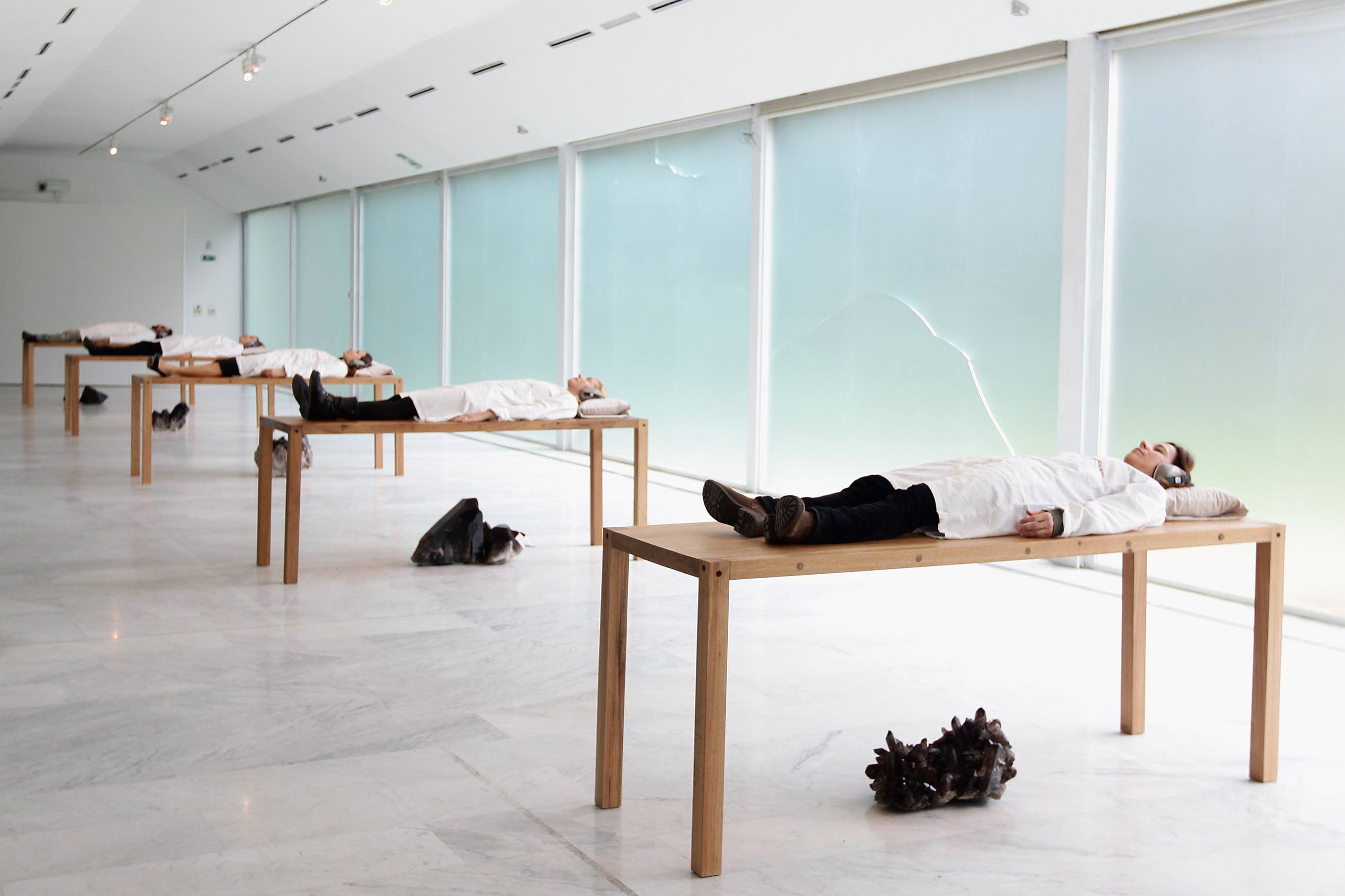 zostań tu przez chwilę. Marina Abramović, praca 4.