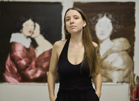 kobieta poprawia stary portret. Nieves González, praca 6.