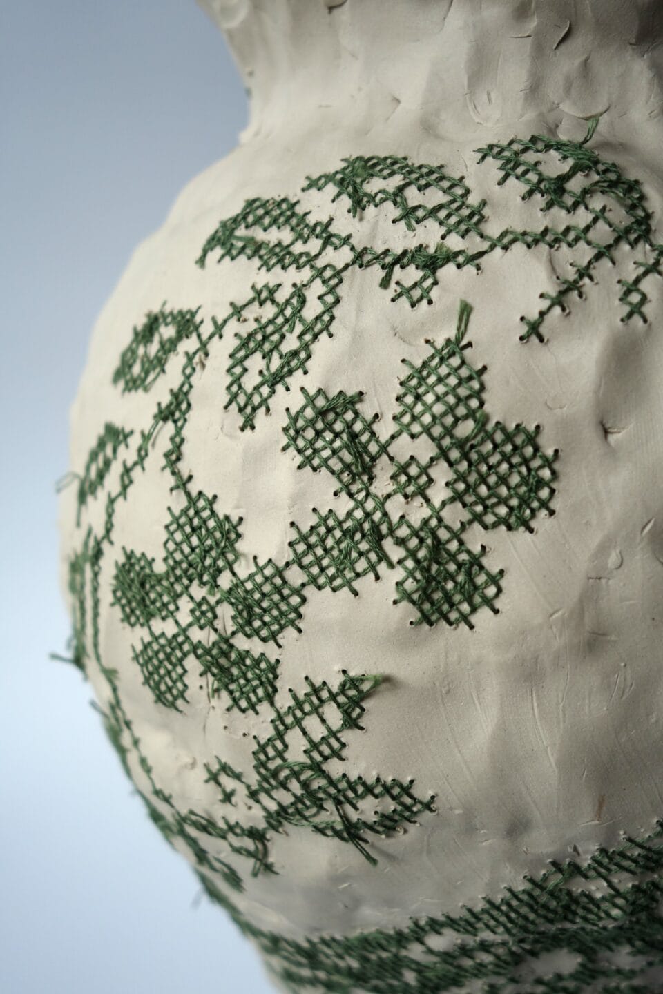 przeciągnąć nitkę przez ceramikę. Caroline Harrius, praca 3.