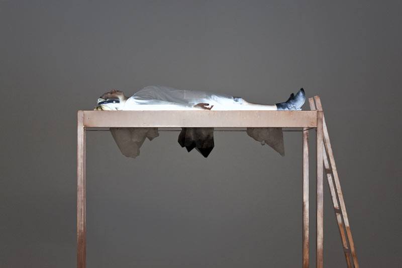 zostań tu przez chwilę. Marina Abramović, praca 5.