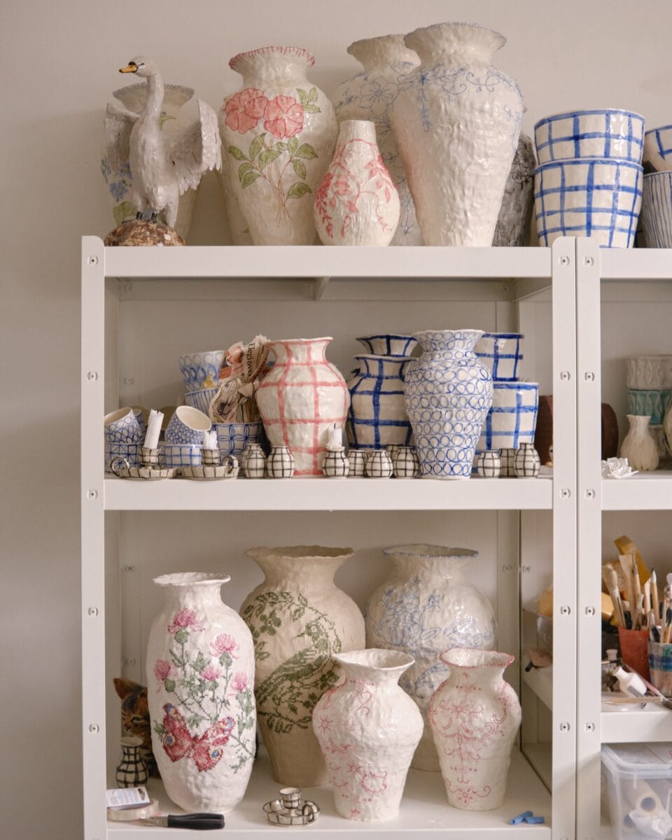przeciągnąć nitkę przez ceramikę. Caroline Harrius, praca 5.
